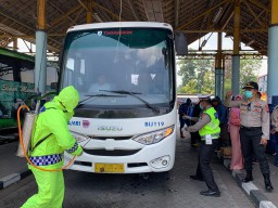 Polres Gresik Bangun Posko di Bunder, Semprot Disinfektan di Driyorejo