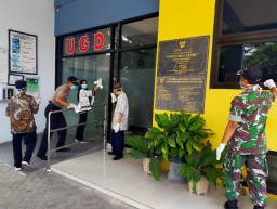 Kerjasama Dinkes Cegah Corona, TNI-Polri Lakukan Penyemprotan Disinfektan