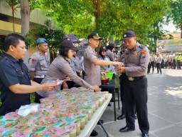 Perkuat Kekebalan Tubuh, Kapolres Gresik Bekali Anggota Vitamin hingga Susu