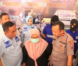Ditangkap Bawa Sabu, Penjahit Wanita Ini Menangis