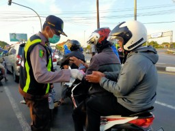 Pengendara di Jalur Malang-Pasuruan Disemprot Antiseptik