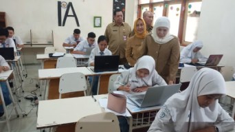 Kunjungi SMAN 6, Gubernur Khofifah Pantau UPS-BKS