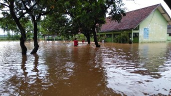 Kediri Diguyur Hujan Deras, Tanggul Sungai Kedok Jebol