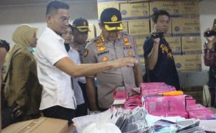 Gudang Masker Asal Cina Digerebek Polisi di Sidoarjo