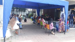 Terapkan Physical Distancing, Nasabah Bank Mandiri Gresik Antre di Luar