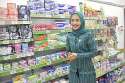 Istri Bupati Trenggalek Tinjau UMKM Produksi APD Covid-19