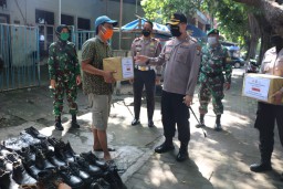 Polri-TNI di Gresik Sinergi Bantu Warga Terdampak Covid-19
