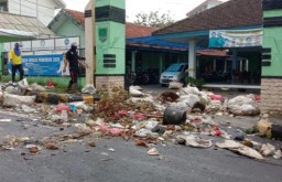 Tak Ada TPS, Warga Ramai-ramai Buang Sampah di Depan Kantor Kecamatan