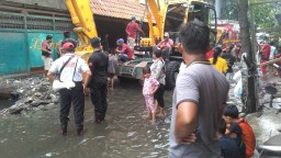Balita Asemrowo Hilang, Tim Pencari Bongkar Gorong-gorong