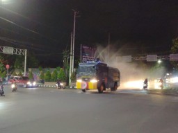 Polresta Kediri Semprotkan Disinfektan di Jalan-jalan Perkotaan
