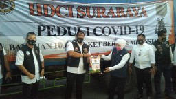 Penggemar Motor Hardley Davidson Bantu APD dan Makanan
