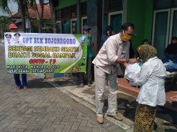 Bagi Sembako, BLK Jatim di Bojonegoro Bantu Warga Sekitar