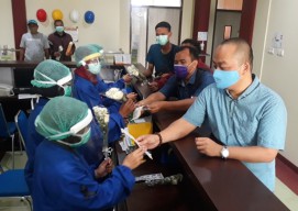 Wakil Ketua Dewan dan Jurnalis Gresik Suntikkan Semangat untuk Tenaga Medis
