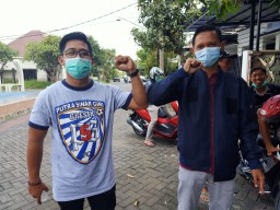 Pengurus PSG Gresik Bagikan Masker ke Pemain