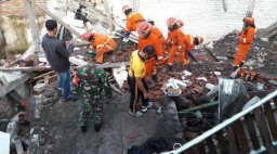 Dua Pekerja Tewas Tertimpa Atap dan Tembok Rumah
