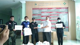 PWI Gresik dan YDSF Bantu APD ke RSUD Ibnu Sina