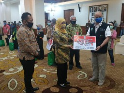 Dinsos Jatim Distribusikan 2.000 Paket Bantuan ke Binaan
