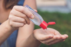 Ahli Farmasi Sarankan Pakai Hand Sanitizer Berizin