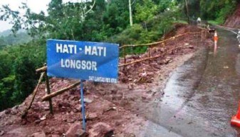 Hujan Deras,  Jalur Pacet-Trawas Kembali Tertutup Longsor