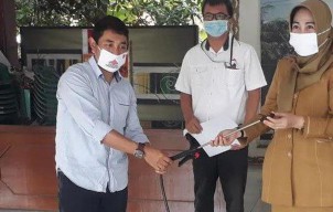 Semen Bagikan Tangki Semprot dan Cairan Disinfektan di Gresik