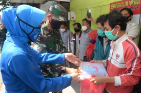 Lantamal V Serahkan Bantuan untuk Janda Veteran