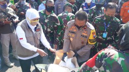 Tinjau Dapur Umum di Gresik, Khofifah Pastikan Bahan Makanan Bebas Formalin