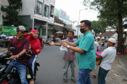 Para Penjual Takjil di Jember Kaget, Ribuan Dagangannya Diborong Mas Vian