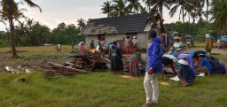 Rumah di Pesisir Bawean Hancur Disapu Angin