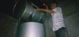 Warga Jember Manfaatkan Batok Kelapa Jadi Asap Cair, Ini Manfaatnya