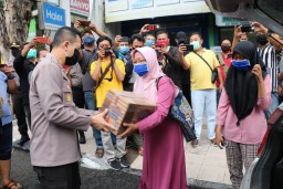Belum Tersentuh Bantuan, Polres Gresik Tanggung Biaya Hidup Janda Terlantar