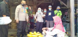 Pastikan Sudah Aman, Bupati Anna Belanja di Pasar Kota Bojonegoro