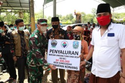 Bersama Bupati Bangkalan Danlanal Serahkan BLT-DD