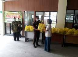Pegawai Kejari Bojonegoro Sisihkan Gaji Sumbang Warga Terdampak Covid-19