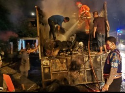 Truk Muatan Mebel Terbakar di Sidayu Gresik