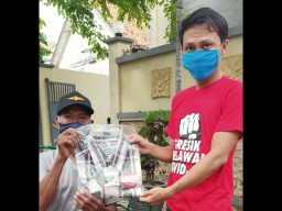 Jelang Lebaran, Gresik Sumpek Istiqomah Bagi-bagi Baju Baru ke Masyarakat