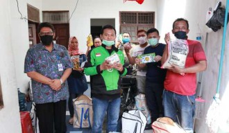 Warga Jatim di Jabodetabek Terima Sembako dari Khofifah