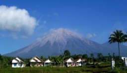 Waspada, 17 Kali Gunung Semeru Keluarkan Letusan