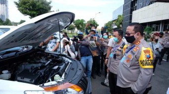 Pemprov Jatim Hibahkan  5 Mobil ke Polda Jatim