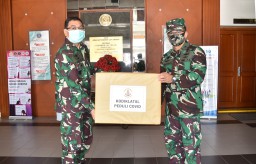 Kodiklatal Serahkan Bantuan APD ke RSAL Dr Ramelan