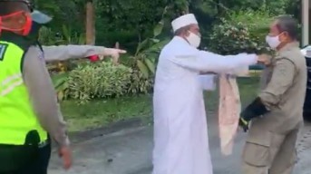 Viral, Video Warga Ngamuk Dorong Petugas Check Poin Bundaran Satelit