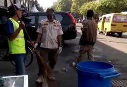 Kapok Tak Pakai Masker Nyapu Jalan Pasar Gresik