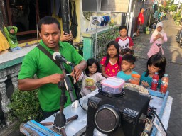 Modal Flashdisk, Penjual Pentol di Gresik Hadirkan DJ Musik Untuk Pelanggan