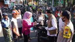 Sambari - Qosim Ajak Forkopimda  Bagikan Masker
