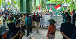 Mahasiswa IAIN Ponorogo Demo Rektorat, Tuntut UKT Dipotong 50 Persen