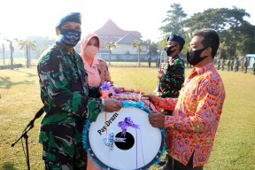 Lanud Muljono Serahkan Bantuan Alat Marching Band