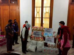 J & T Express Salurkan Bantuan ke Pemprov Jatim