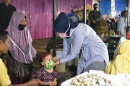 Cegah Penyebaran Covid-19 Lapak Pedagang Pasar Tradisional Jember Diberikan Jarak