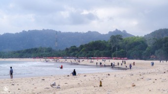 Kakak Adik Tersapu Ombak Pantai Pulau Merah