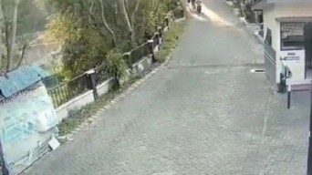Pantat Bu Dosen di Malang Diremas Pengendara Cabul
