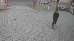 Pria Serba Hitam Garong Kantor Dinas Perumahan Mojokerto Terekam CCTV